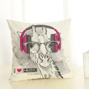 Чехол на декоративную подушку Жираф в наушниках. Хлопок. Размер 45 х 45 см.